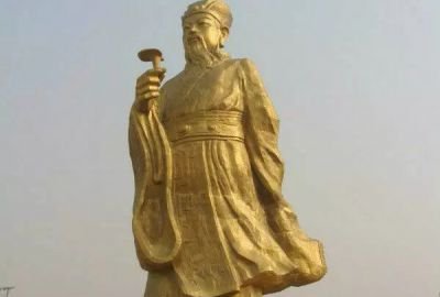 中國古代名醫(yī)李時珍鑄銅漆金雕像